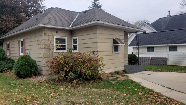 Building Photo - True main floor living in this cute home!