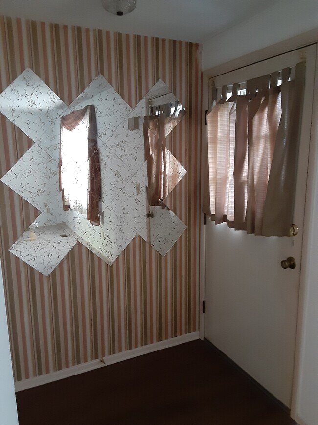 Vestíbulo frontal - 8258 Larkspur Dr