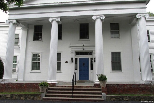 Building Photo - 636 Main St