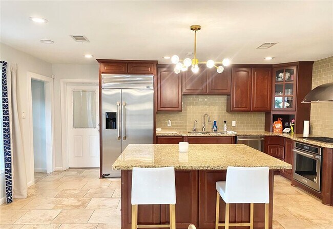 Building Photo - 729 Camelot Ln