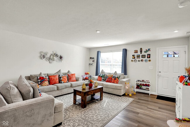 Building Photo - 910 Red Hls Ct