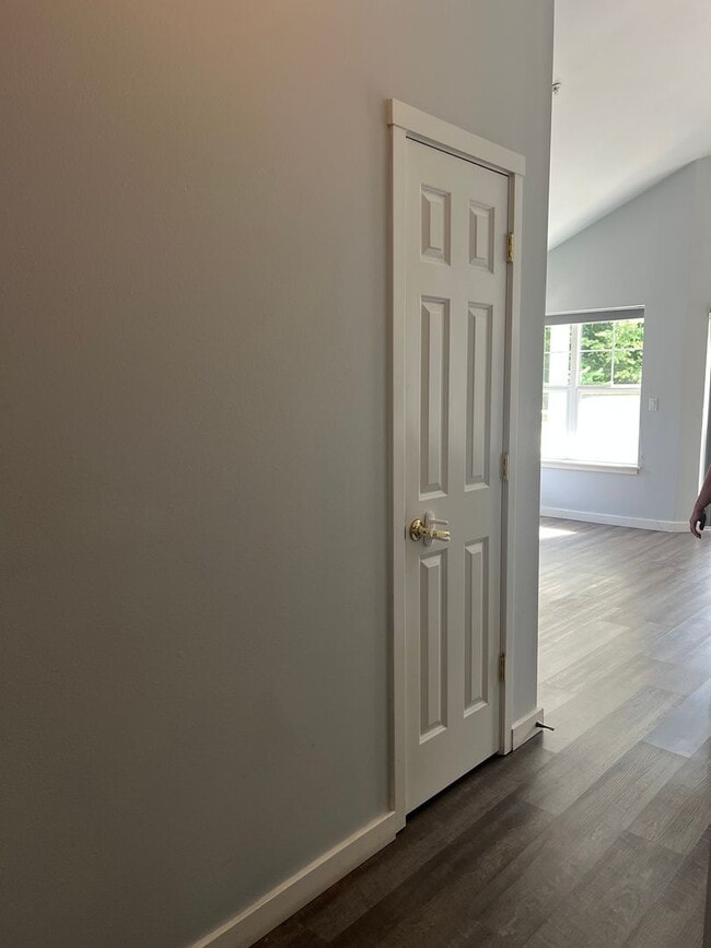 Photo - Top Floor! Vaulted Ceilings, Fireplace, LV... Apartment