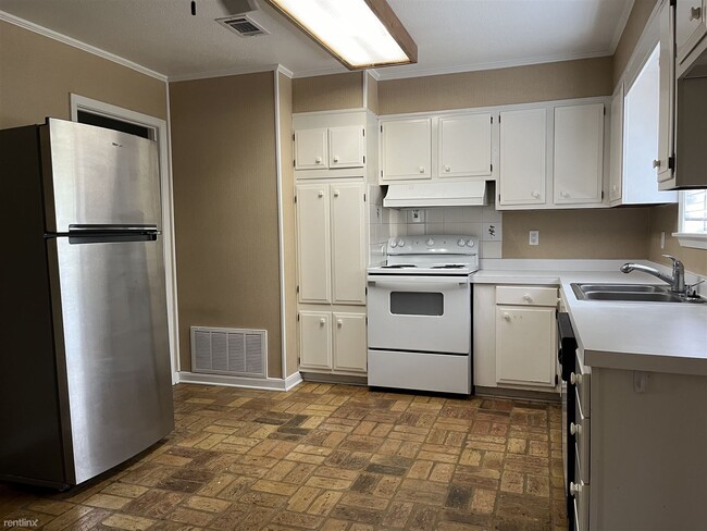 Building Photo - 3 br, 1.5 bath House - 106 Bryant St