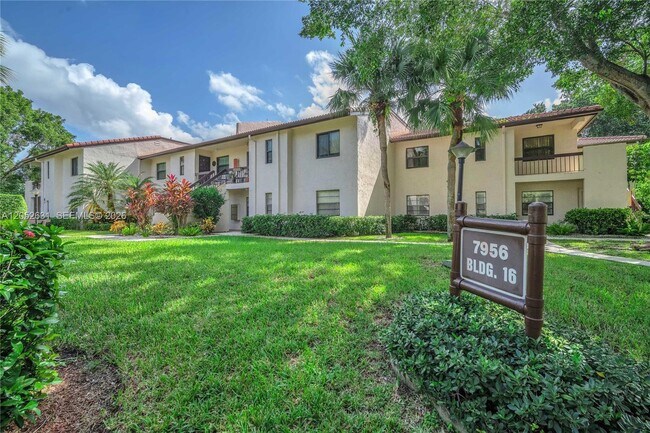 Foto del edificio - 7956 Eastlake Dr