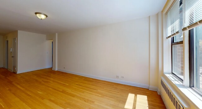 Foto del edificio - 325 W 13th St