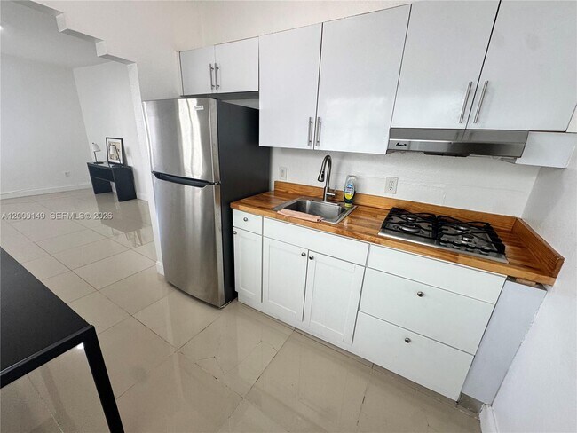Foto del edificio - 8415 Harding Ave