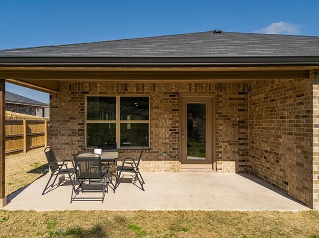 Building Photo - Must See!!! Stunning 4 Bed/2.5 Bath Home - Won't Last Long!!!