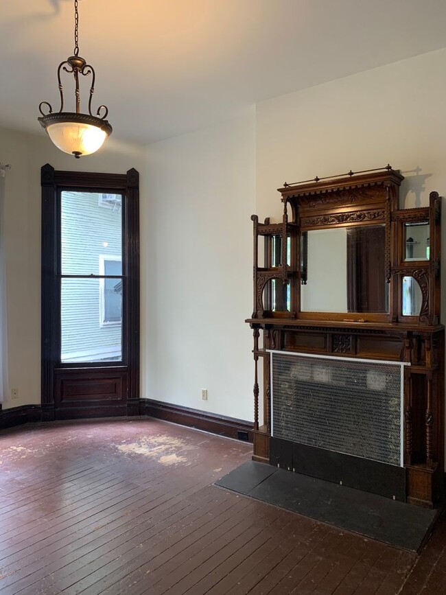 Building Photo - Spacious Victorian Home