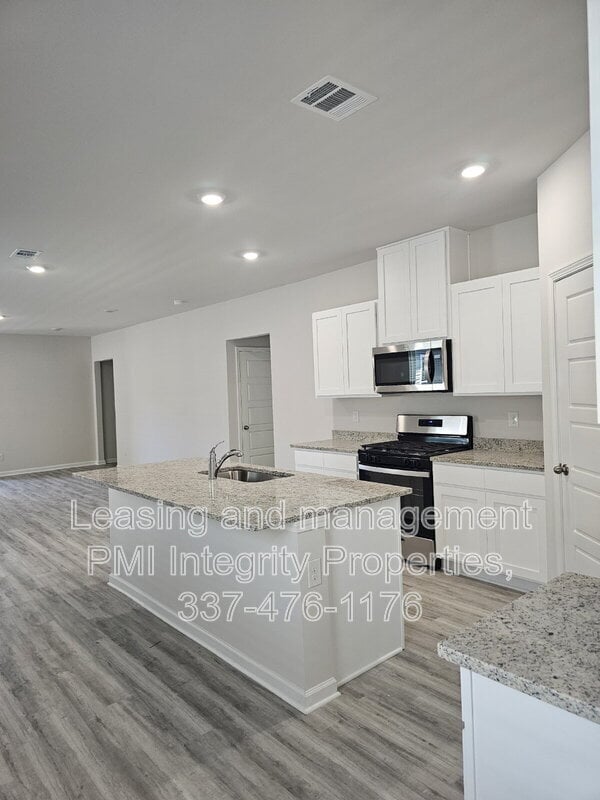 Building Photo - 932 Renova Dr