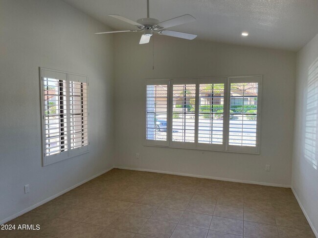 Foto del edificio - 839 E Meadow Ln