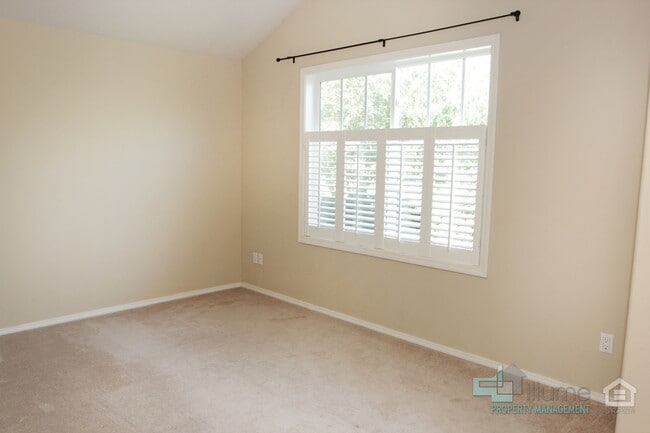 Building Photo - 3 Level Townhome near OHSU and PSU-Attached Garage with 2 Parking Spaces!