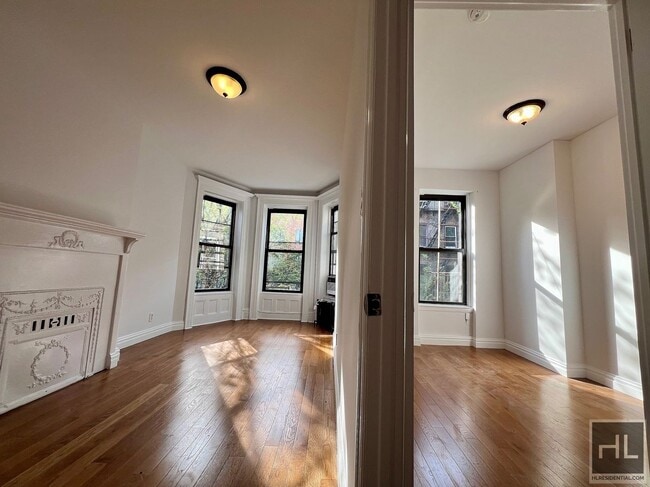 Building Photo - 3BR 2BA Top Floor Bedstuy Townhouse Origin...