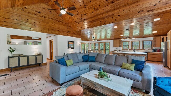 Building Photo - 302 Shangrila Ln