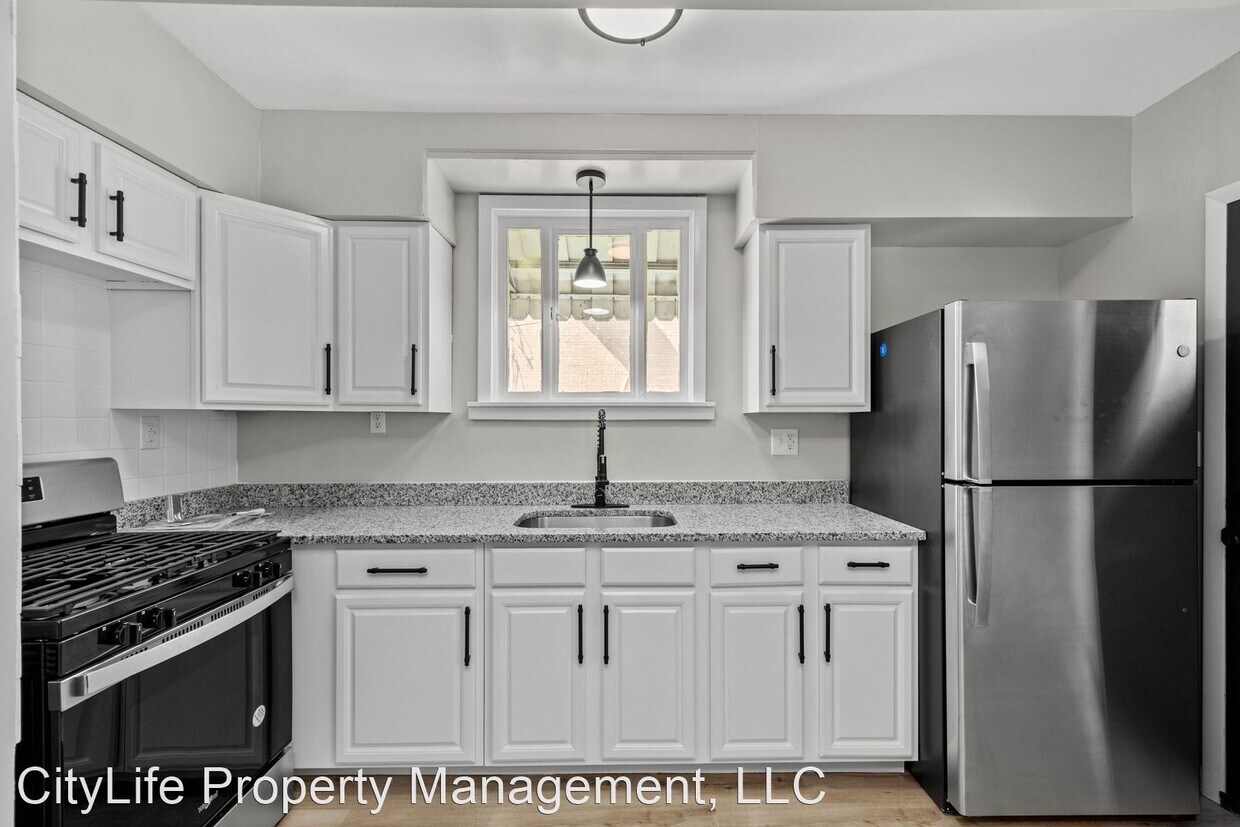 Primary Photo - 2 br, 1 bath House - 201 E Woodford Ave