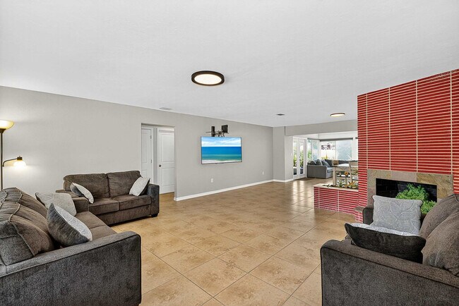 Building Photo - 324 Avenida Madera