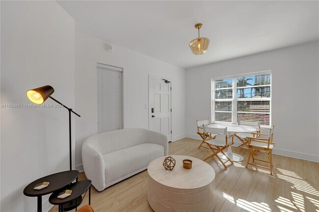Foto del edificio - 4812 Pine Tree Dr
