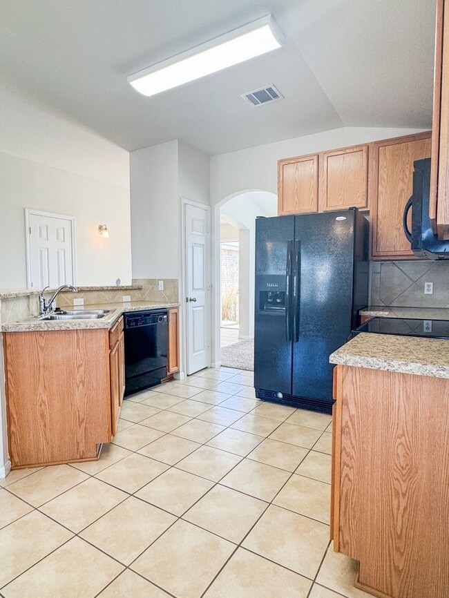 Building Photo - Available Now! Beautiful Home In Killeen