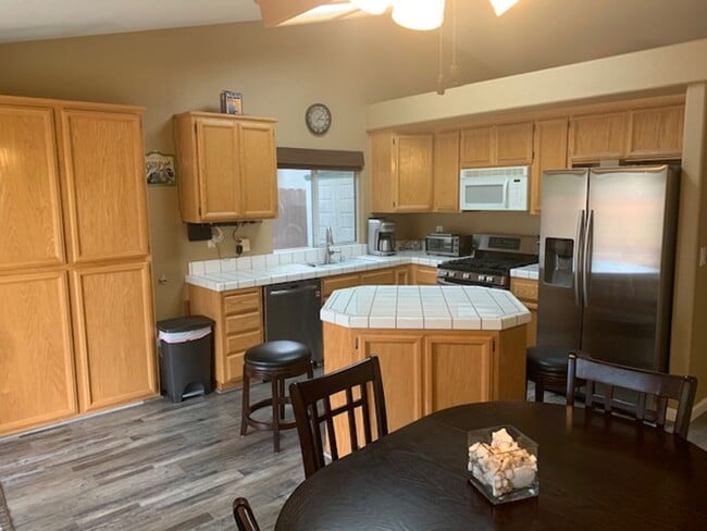 Building Photo - Available 8/1 - single level home in Lincoln