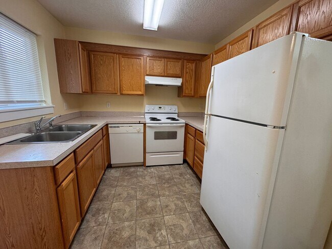 Building Photo - Blocks from UO! 2 bedroom 1.5 bath with in...