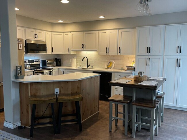 Building Photo - Updated Townhouse in Sherwood- Amazing Loc...