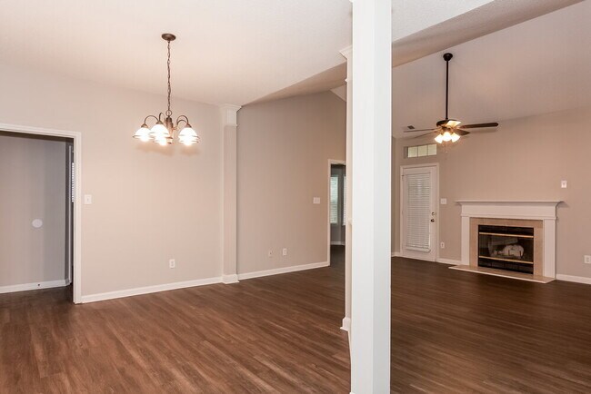 Foto del edificio - 8618 Woodhill Manor Ct