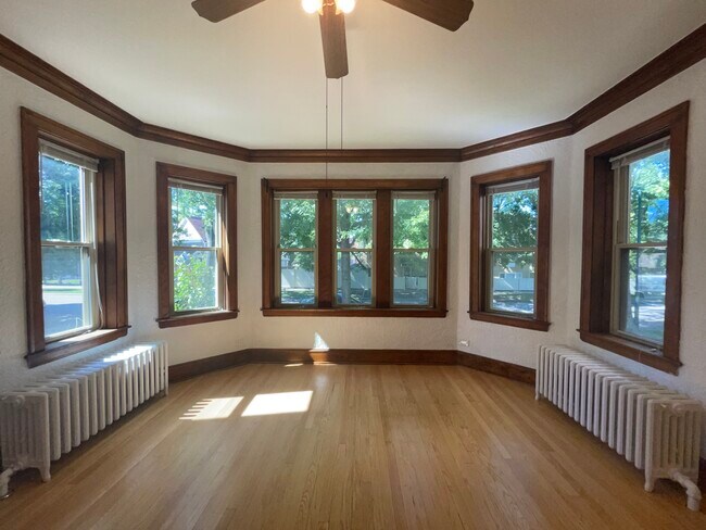 Living Room - Windows - 5655 W Ainslie St