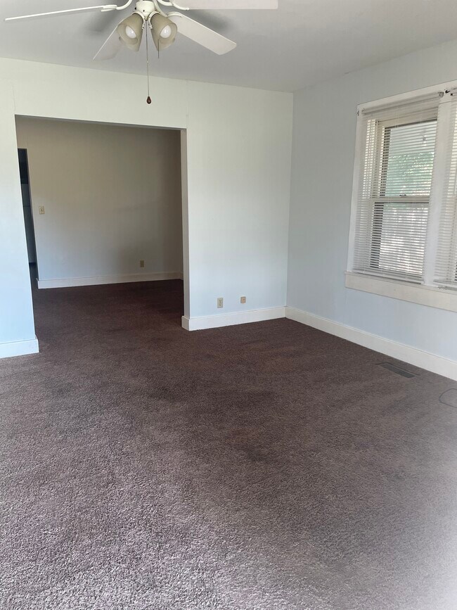 Sala de estar delantera - 2214 Roanoke Ln