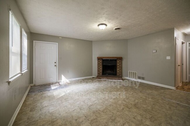 Building Photo - 110 Redstone Dr