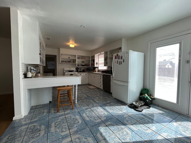 Building Photo - Cute 3 Bedroom 1 Bath Available for Pre-Le...