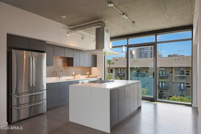 Foto del edificio - 100 W Portland St