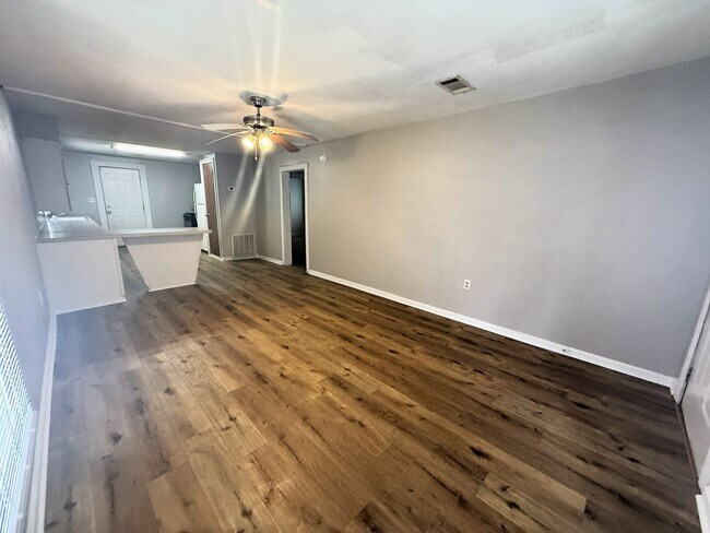 Foto del edificio - Cozy 2-Bed, 1-Bath Home with a large backyard!!