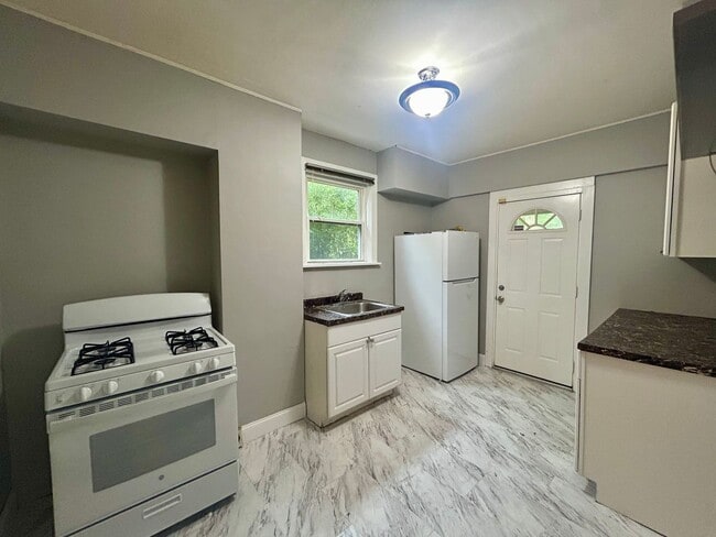 Building Photo - Available Now! Spacious 4 Bedroom Home in ...