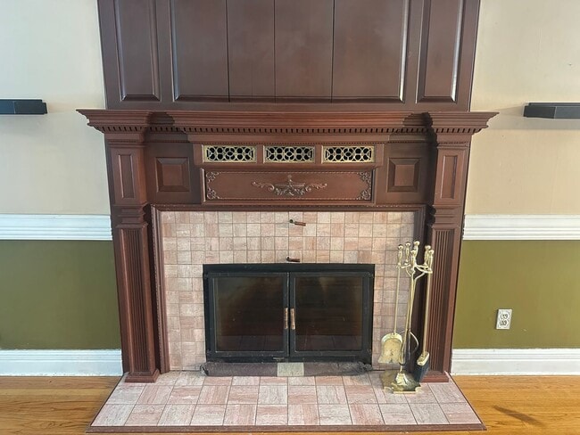 Foto del edificio - 5 Bed 3 Bath Home-Heat Included/Pets Allowed