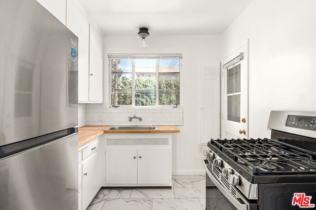 Building Photo - 9214 Beverly Blvd