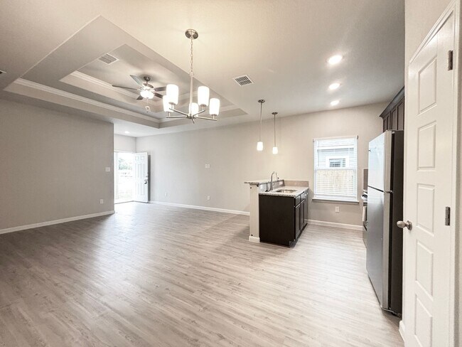 Building Photo - Stunning New Duplex Home in Seguin