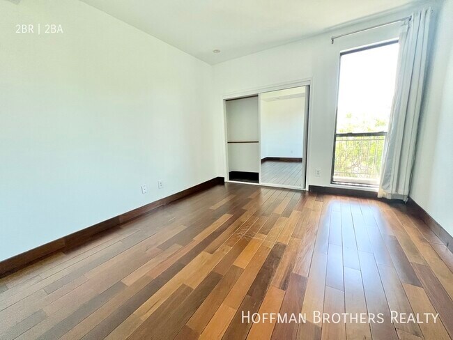 Foto del edificio - 8813 Burton Way