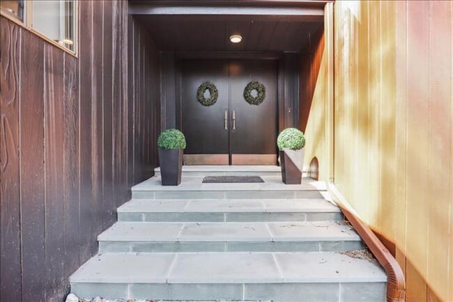 Building Photo - Uniquely located, and beautifully appointe...