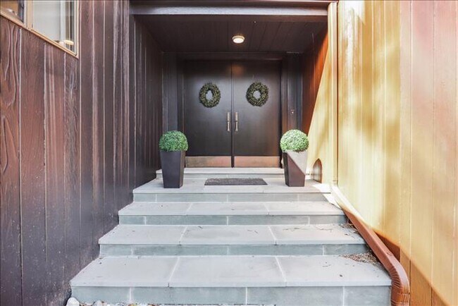 Foto del edificio - Uniquely located, and beautifully appointe...