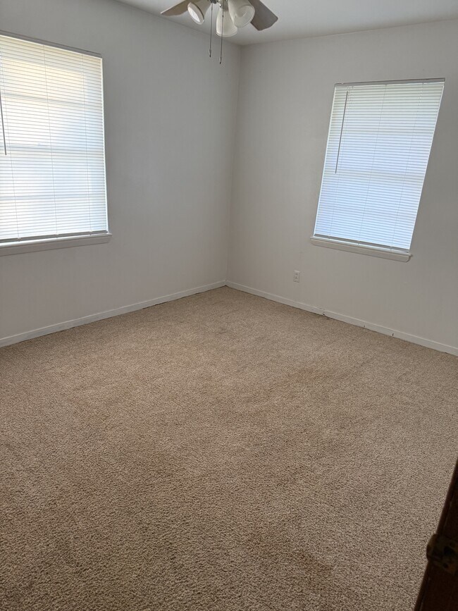 Foto del edificio - 915 N Spring St