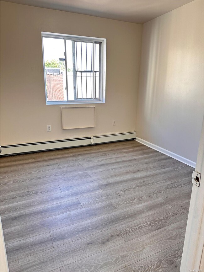 Building Photo - 729 N Oak Dr