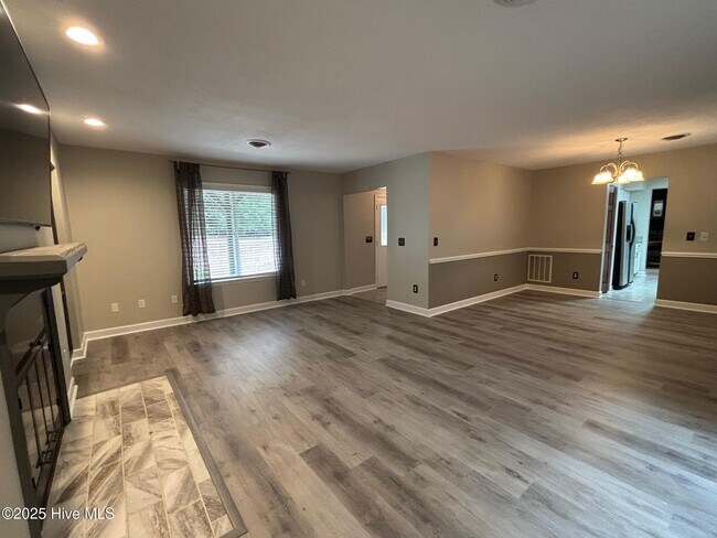 Foto del edificio - 140 Westchester Cir