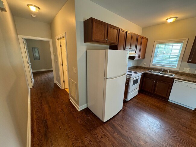 Foto del edificio - Charming 1 Bed/1 Bath Duplex Near Downtown...