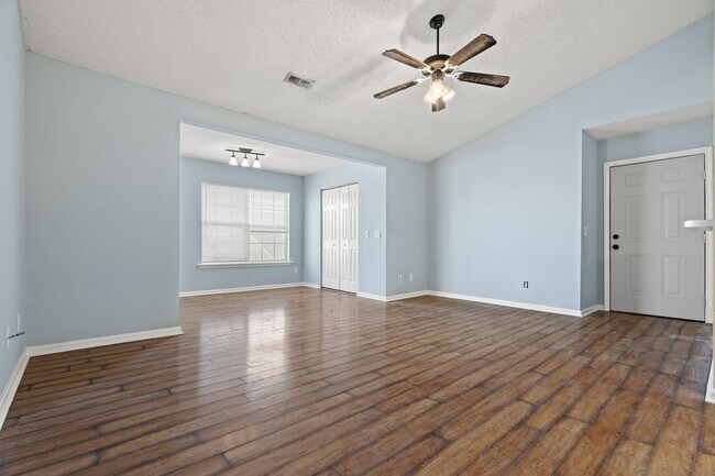 Foto del edificio - 527 3rd Loop Rd