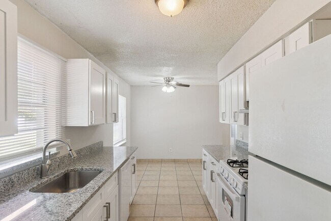 Foto del edificio - 2853 S Sanford Ave