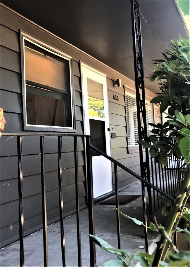 Building Photo - 831-835-835 SE 80th Ave