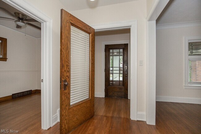 Foto del edificio - 13038 Cedar Rd