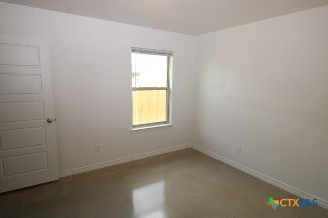 Building Photo - 106 Lost Trl