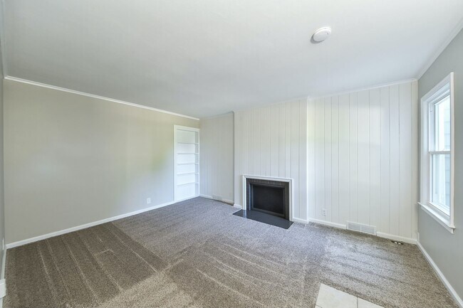 Living Room - 501 Walnut St
