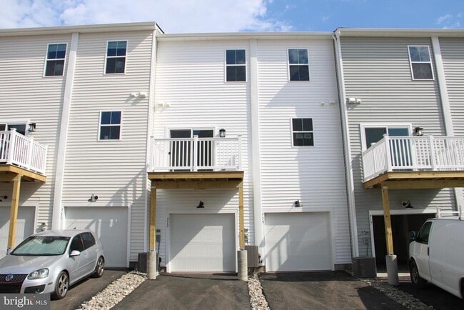 Building Photo - 715 Platinum Dr