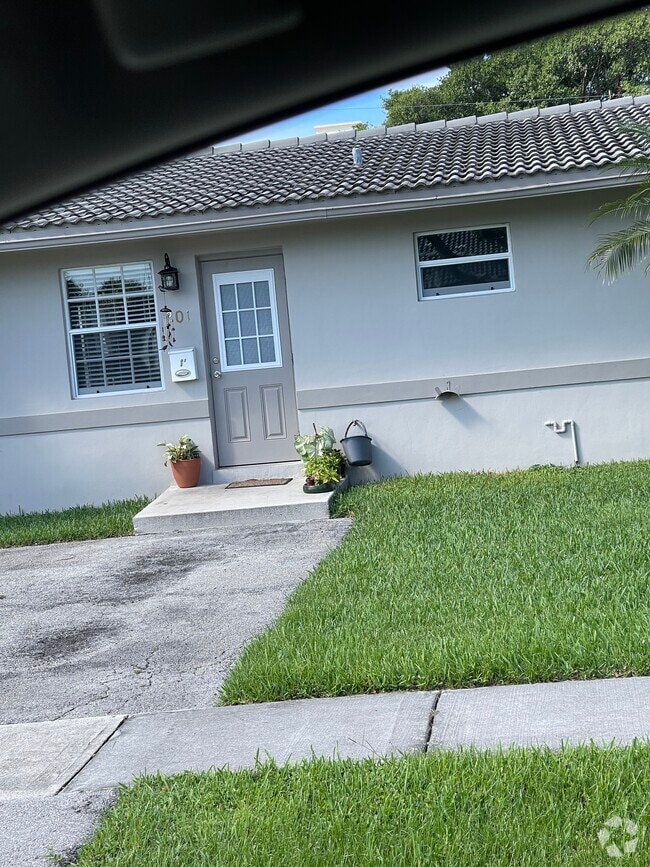 Building Photo - 50 NE 45th Ct